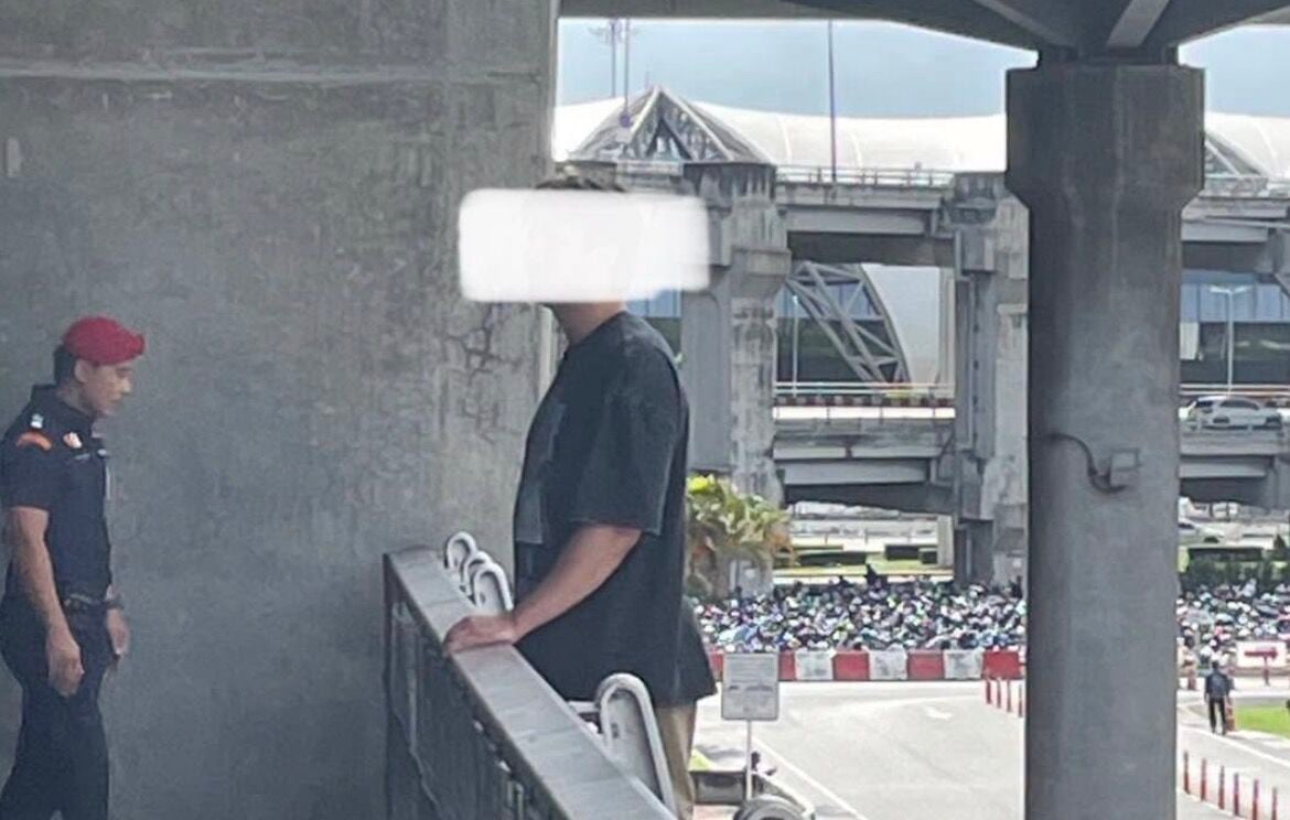 Russian man pulled back over railing at Suvarnabhumi arrivals