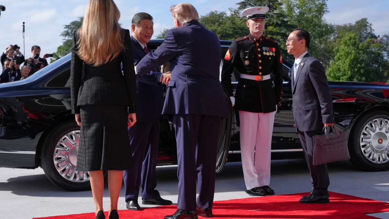 Trump and Xi shake hands as Chinese president arrives at White House with Peng Liyuan