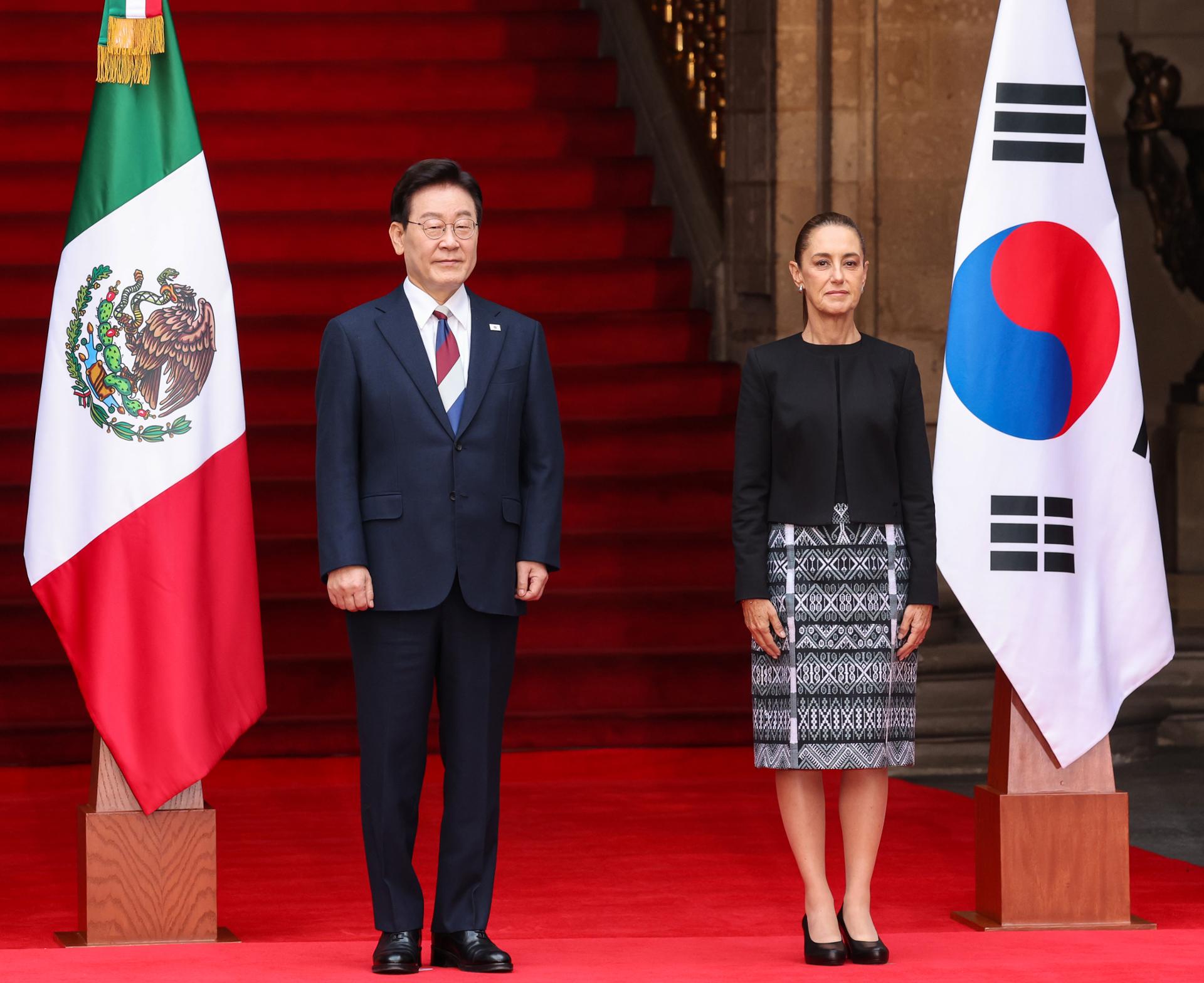 Lee pays respects to patriots of Mexico ahead of summit with Sheinbaum