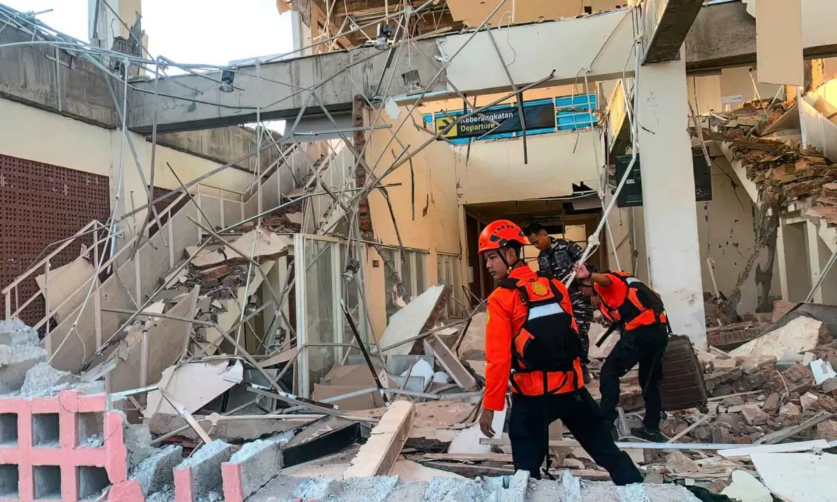 Powerful quake off Indonesia kills 20, sparks mass evacuations