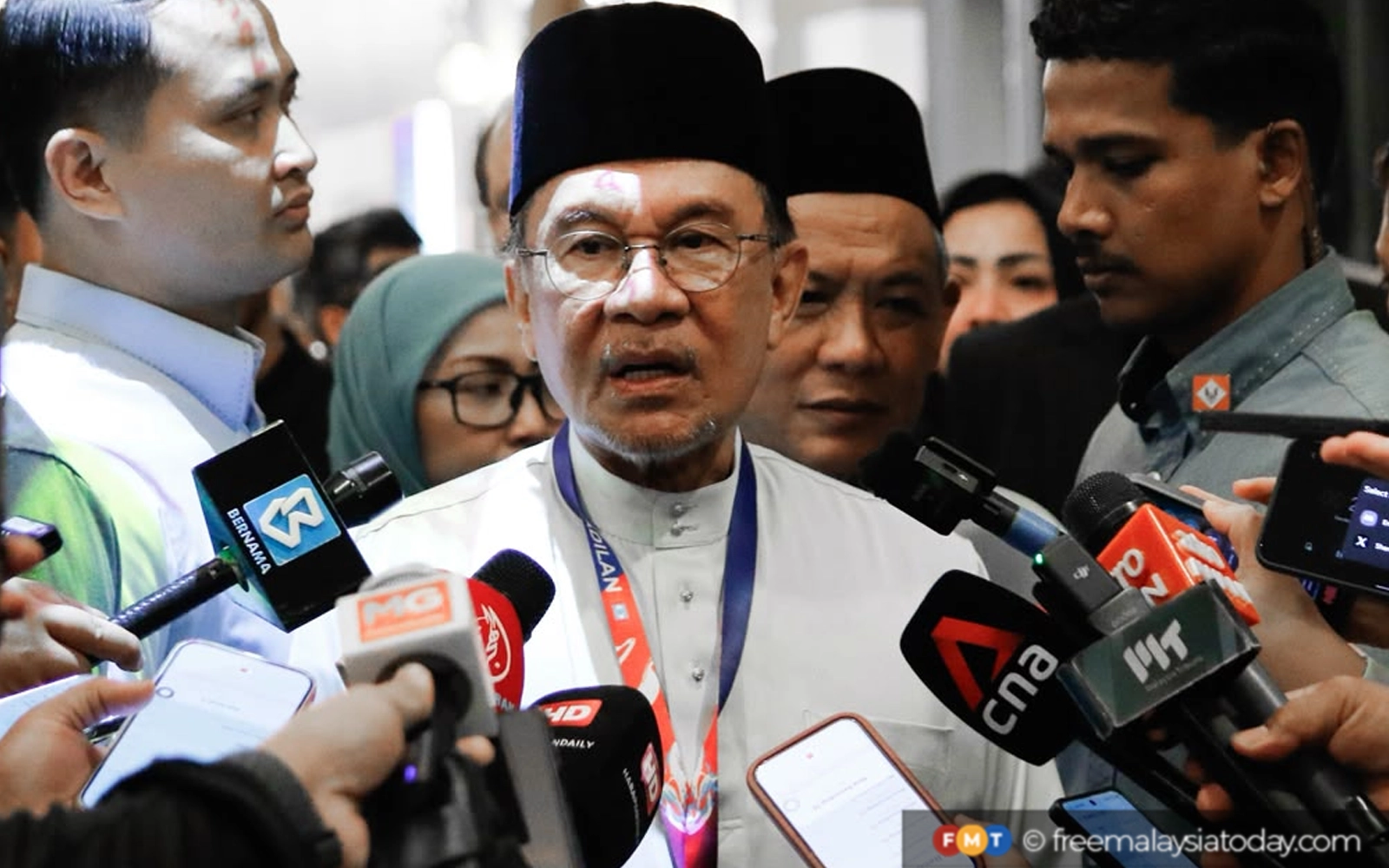 Anwar denies having trust issues with Zahid, says it’s KJ’s personal view