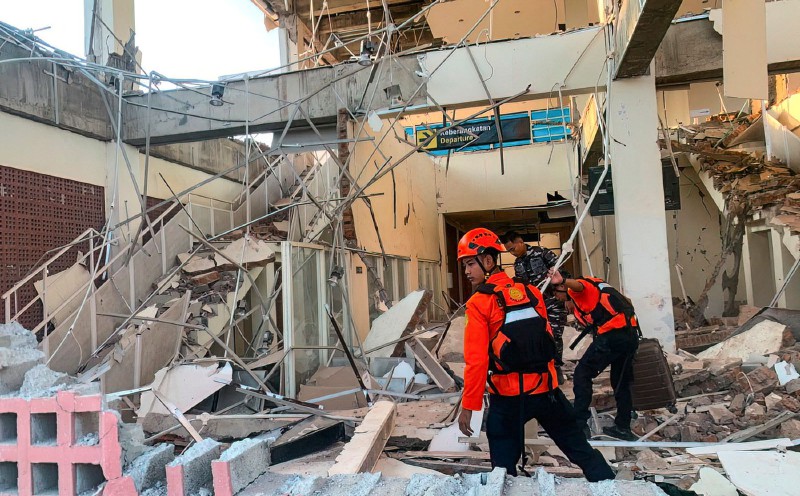 20 dead, thousands flee after powerful 7.7-magnitude Indonesia quake