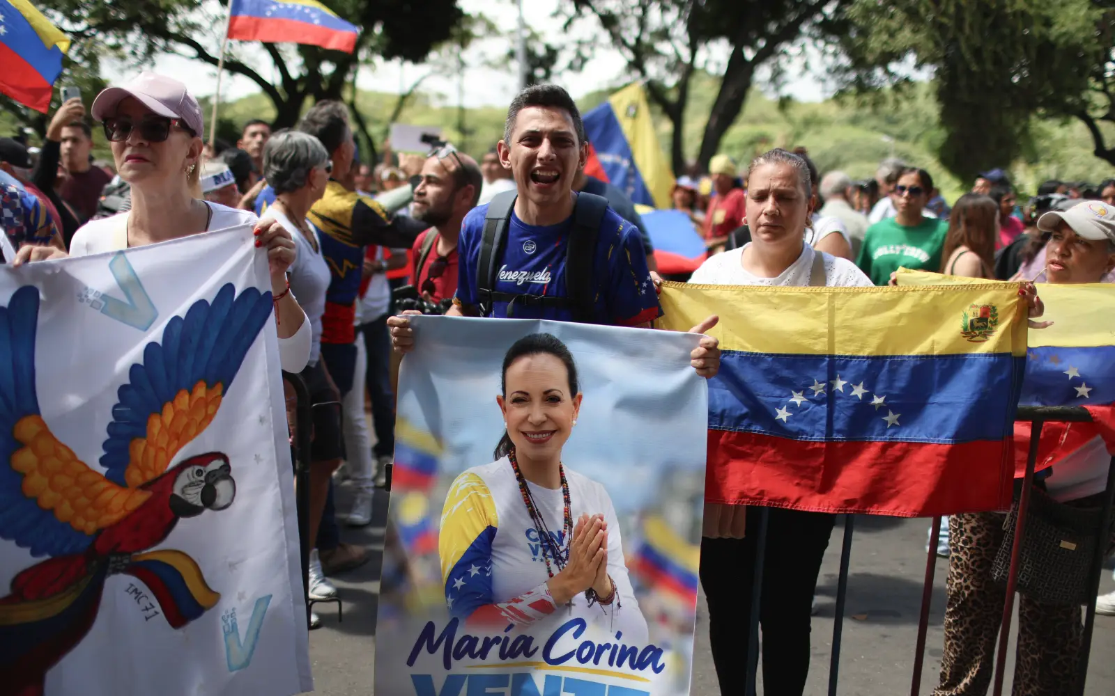 Hundreds protest for return of Machado to Venezuela