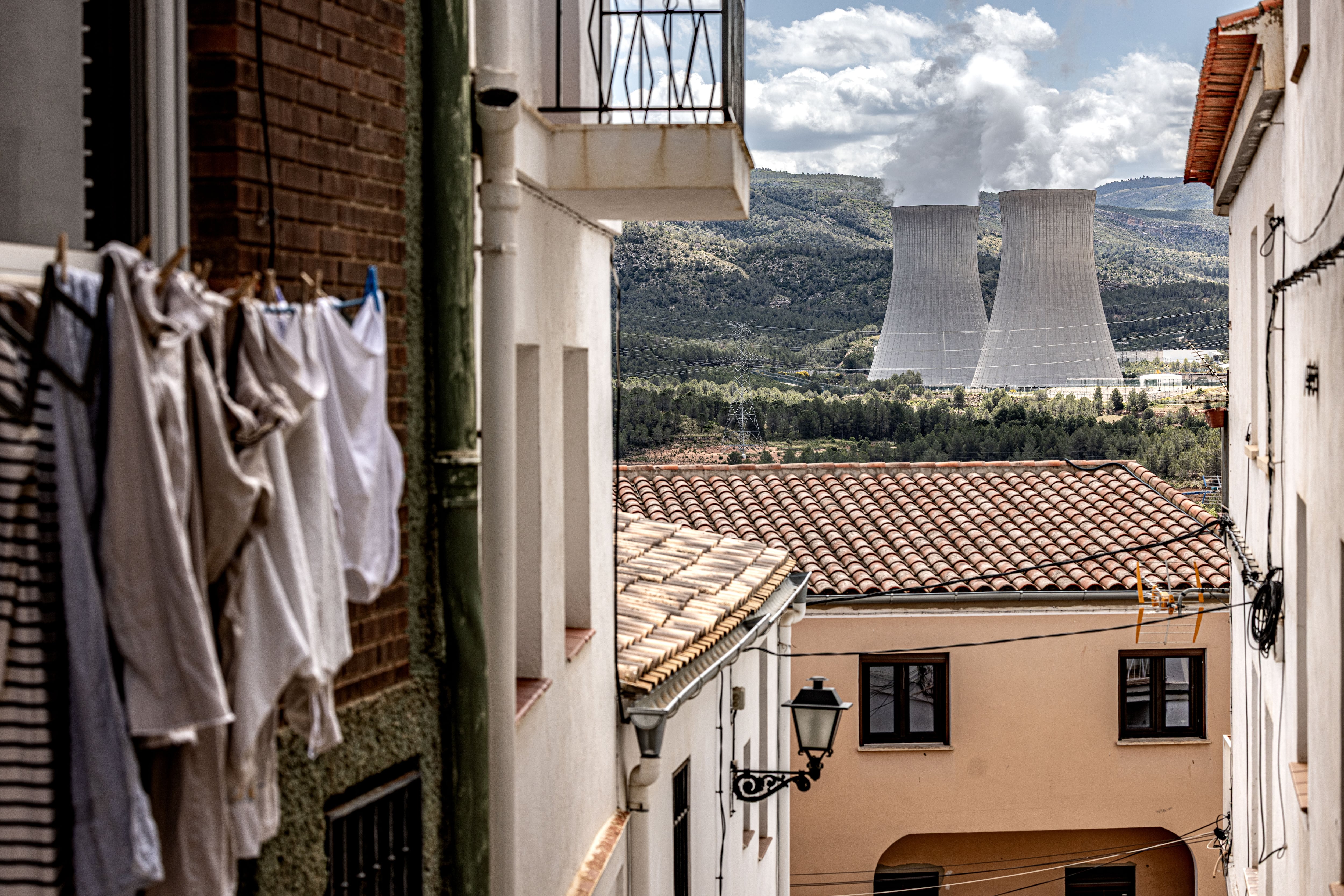 Los ecologistas y el sector de renovables dudan que se cumpla el calendario de cierre del resto de centrales nucleares tras la prórroga de Almaraz
