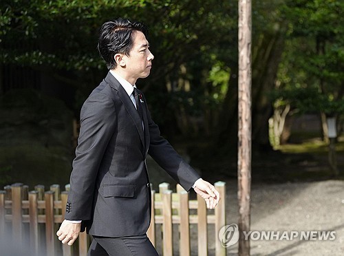(LEAD) Japan PM refrains from visit to Yasukuni Shrine, but stops short of mentioning 'remorse'