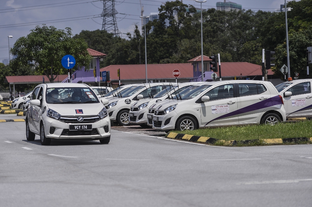 Instructor, student trapped in car after crash outside Melaka driving school