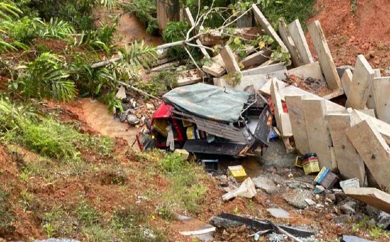 Lorry plunges into landslide area, couple escapes unhurt
