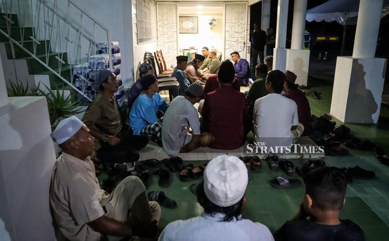 Anwar pays final respects to late brother, Idrus