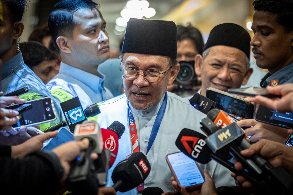 ‘I take the peaceful path’: Anwar dismisses Khairy’s claim of rift with Zahid