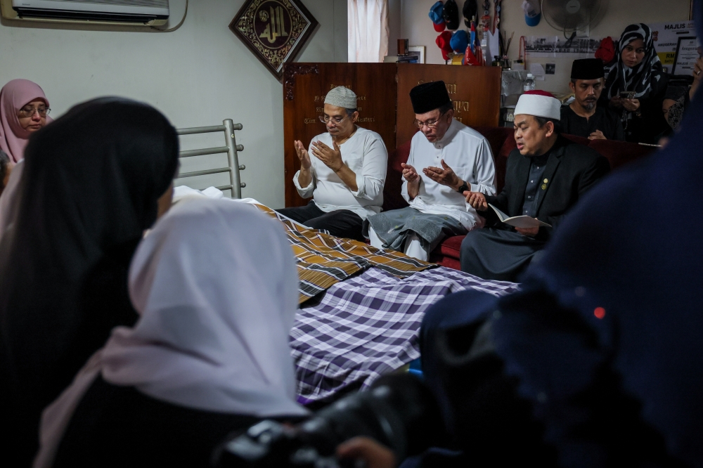 Tributes pour in for PM’s late brother Idrus Ibrahim from Cabinet members