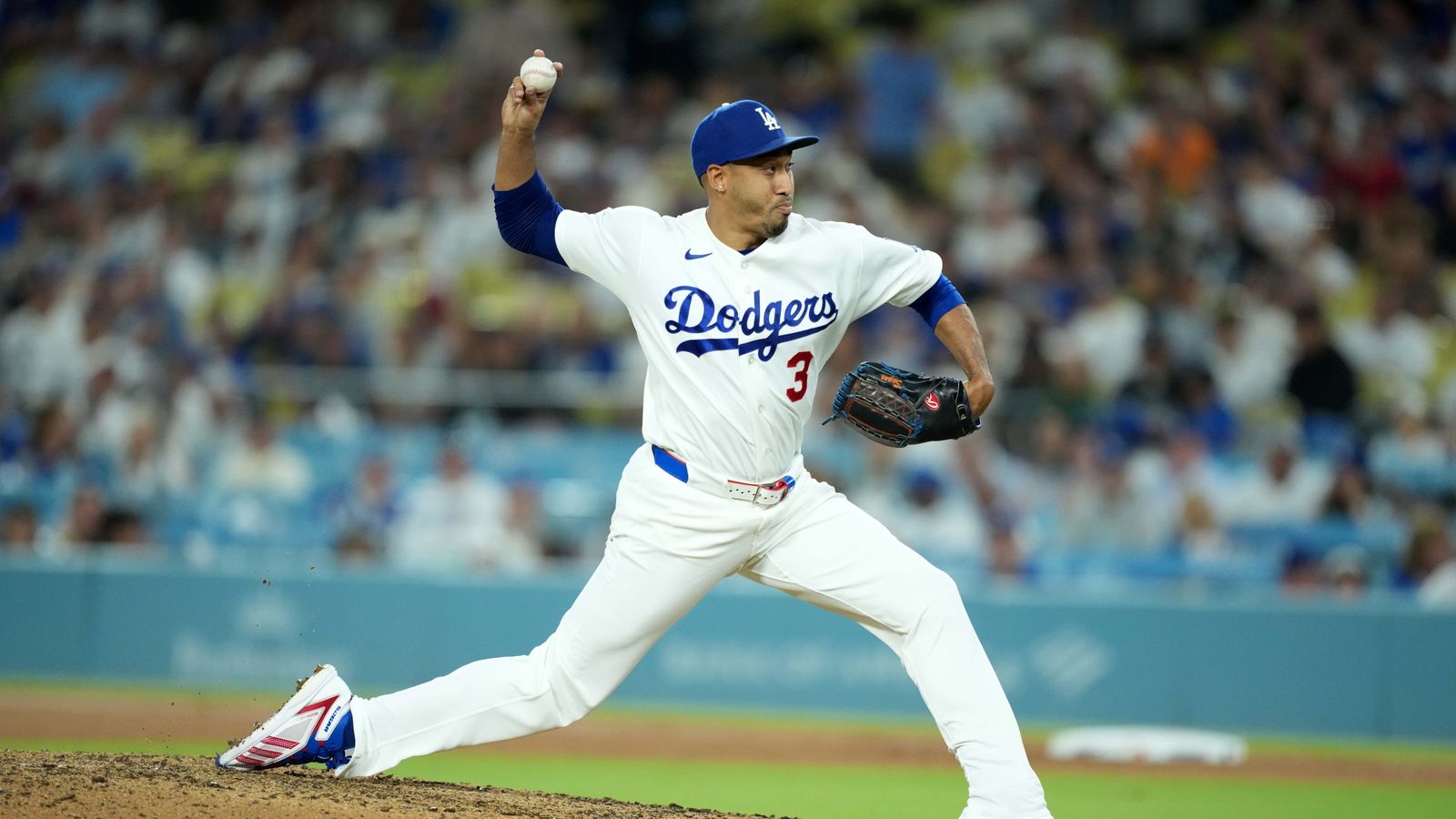 Edwin Díaz survives another ninth-inning adventure as Dodgers beat Brewers