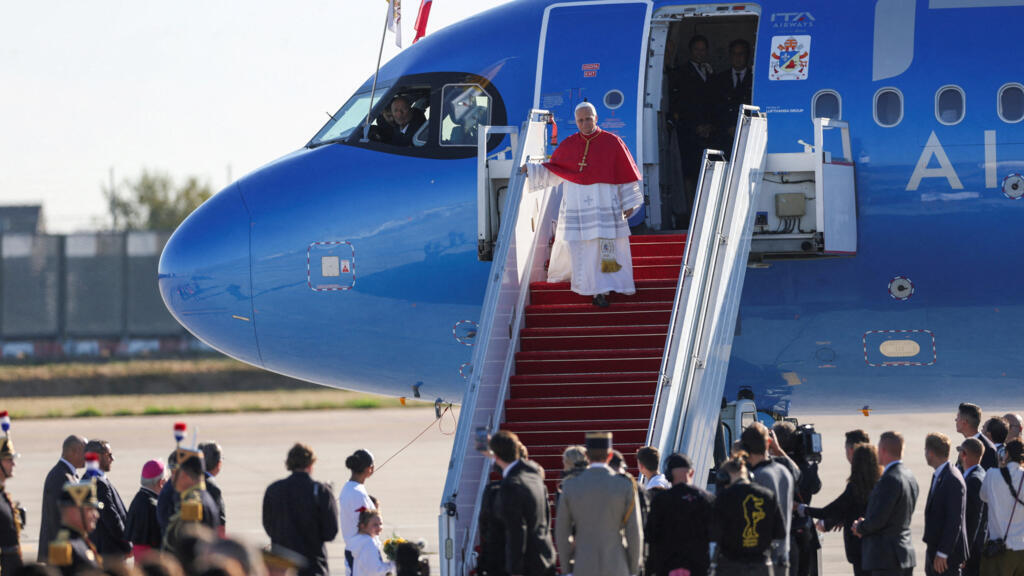 REPLAY : Pope Leo XIV arrives in France for four-day visit