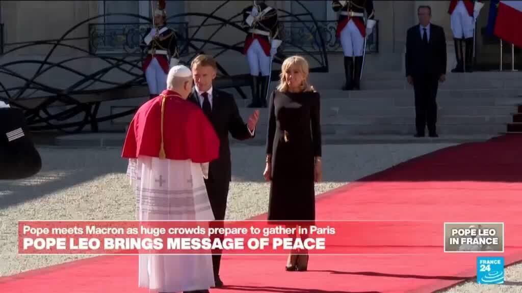 France: Pope Leo XIV welcomed by Macron at the Élysée