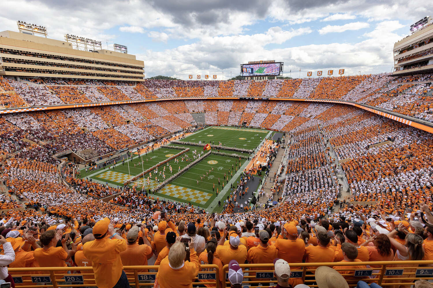 'Nowhere for the noise to get out': No. 1 Texas braces for Tennessee's Neyland Stadium