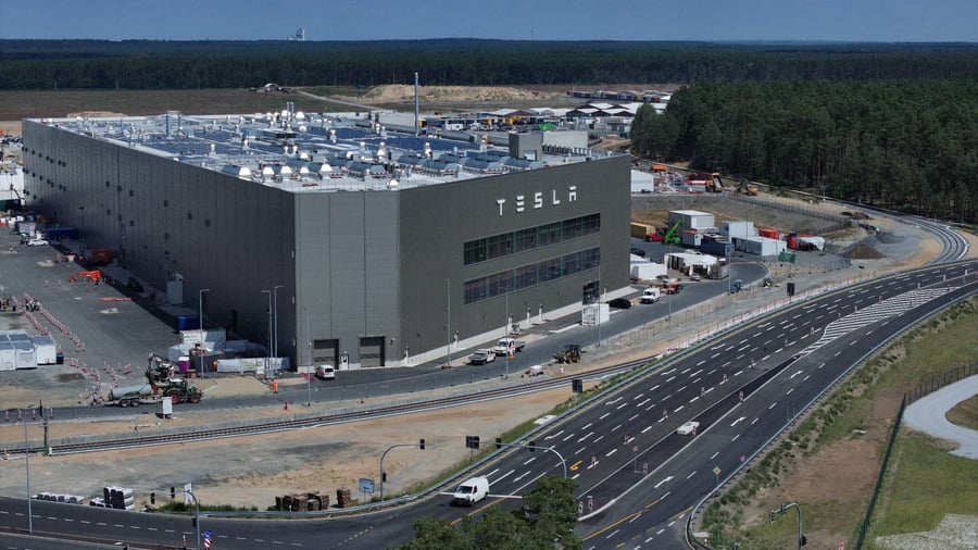 Gigafactory Grünheide: Nach jüngstem Shuttlebus-Chaos: Sicherheitskräfte sollen Tesla-Mitarbeiter und Busfahrer schützen