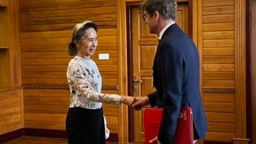 Myanmar: Rare pictures of Aung San Suu Kyi: Meeting with Red Cross