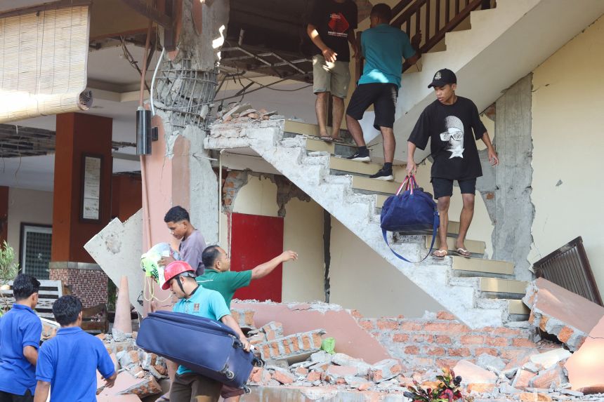 Deadly 7.7 magnitude earthquake hits Indonesia, forcing villagers to flee