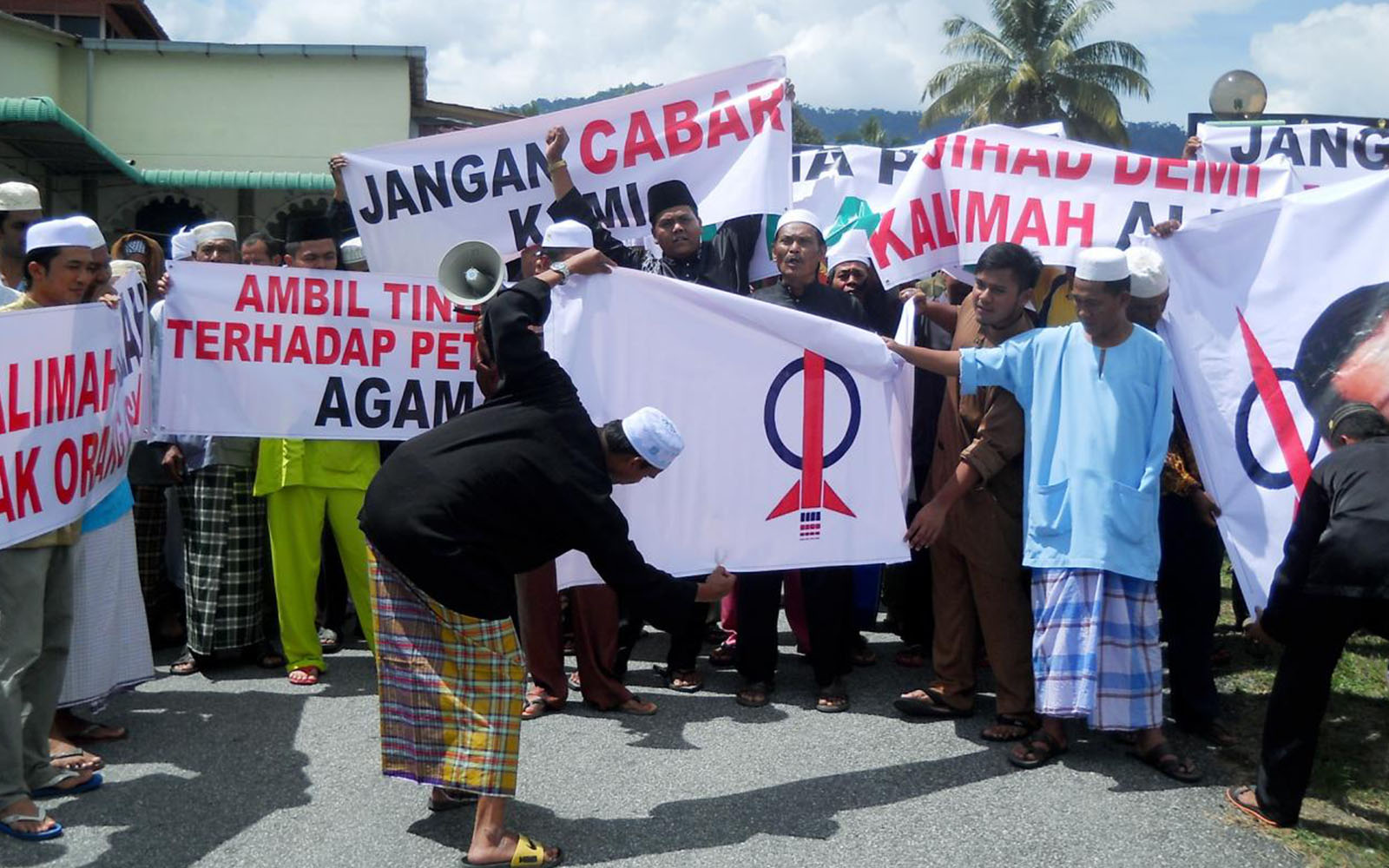 Blaming DAP won’t reunite Malays politically