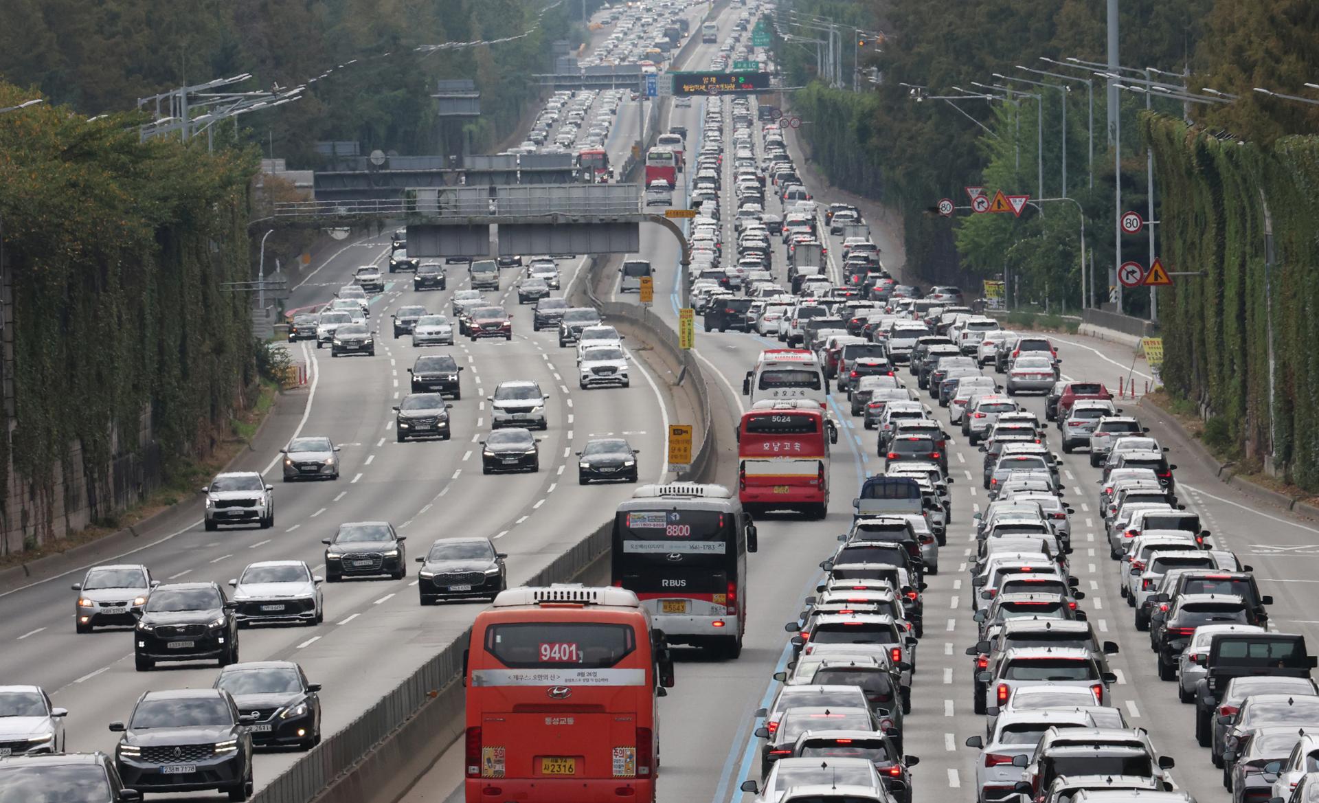 Highways congested on Chuseok holiday as people return home