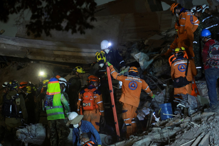 Race to reach trapped Colombia quake survivors offers hope