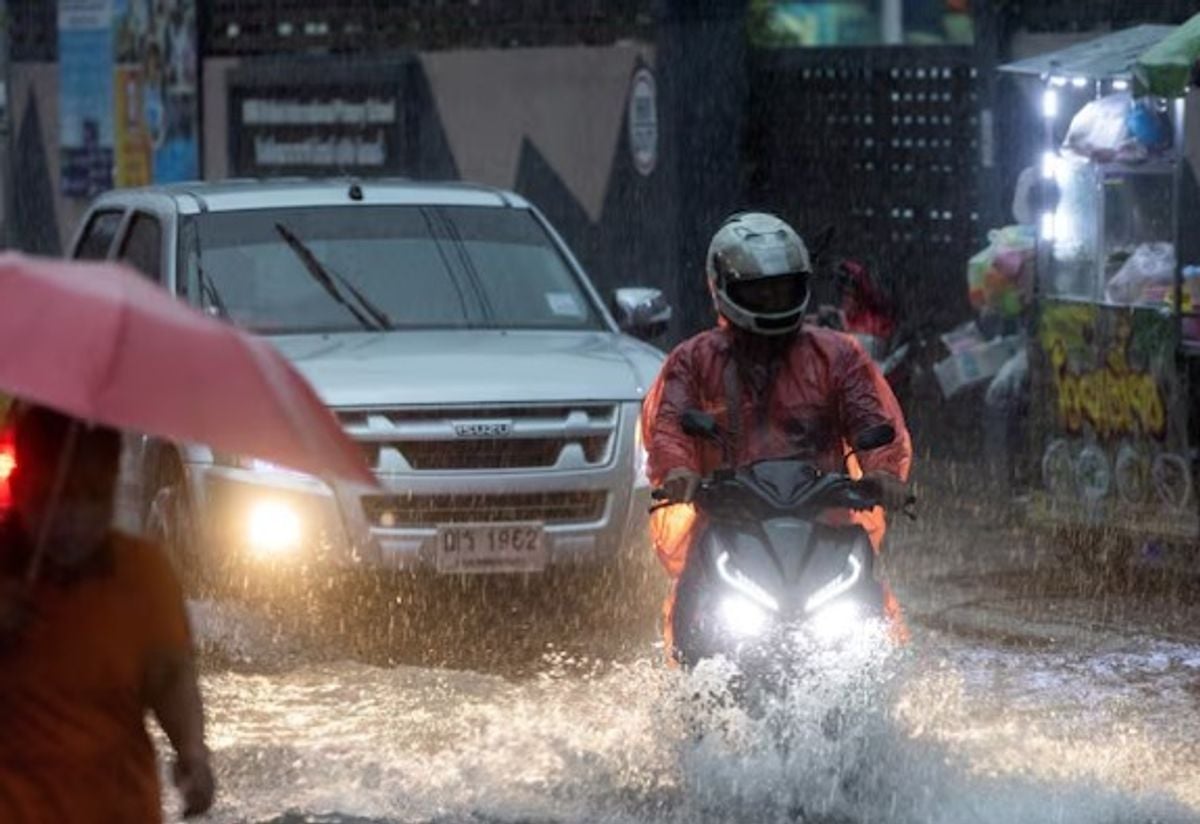 Bangkok declared disaster zone as floods hit Thai capital