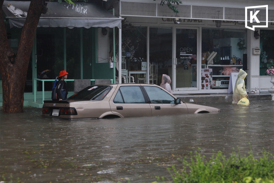 Bangkok declares all 50 districts disaster-affected as flood warning issued