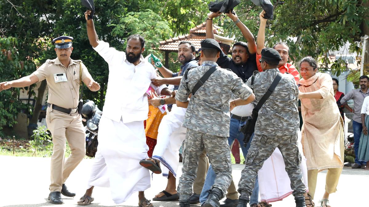 Union Home Minister Amit Shah faces Youth Congress black-flag protest in Kollam