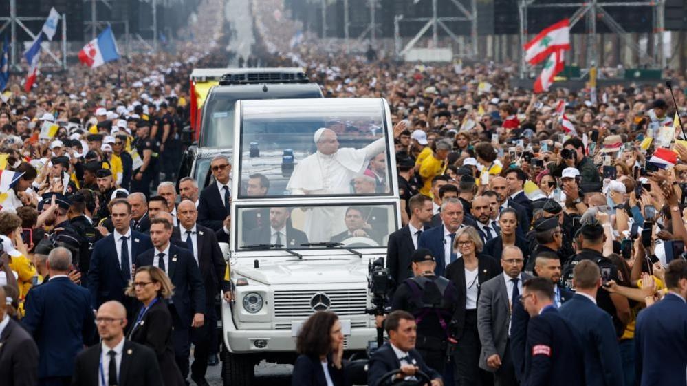 Huge crowds greet Pope in Paris for open-air Mass